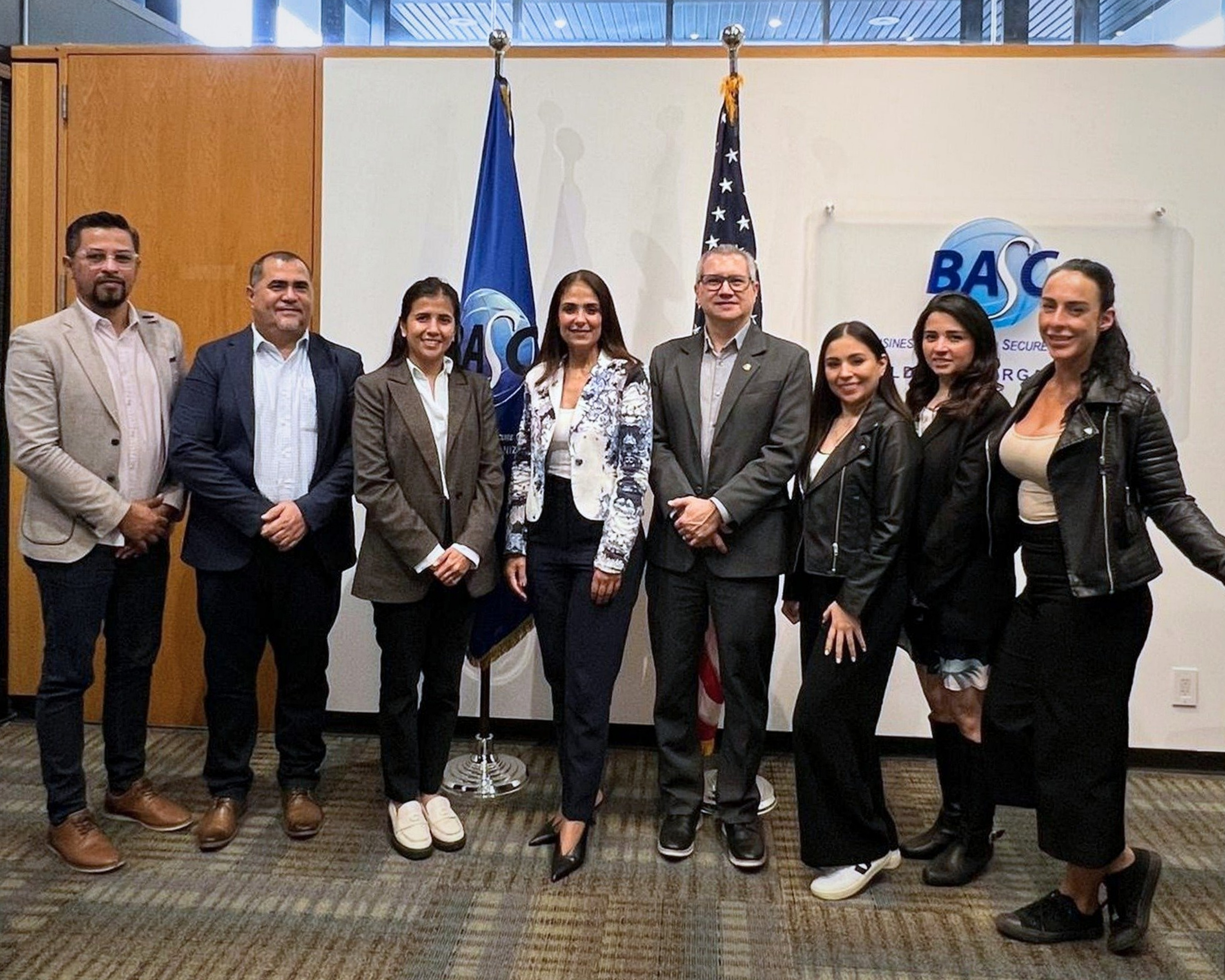 De izquierda a derecha: Henry Ramírez, gerente comercial de Voll Code; Byron Ardón, gerente general de CODECOMINTER; Natalia Samayoa, consejera comercial del Consulado General de Guatemala en Miami; Suzanne Lemaitre, directora ejecutiva WBO; Luis Renella, director de operaciones WBO; Elsi Bremer, gestor de negocios de SG Consultores; Grecia Ramirez, coordinadora de la Comisión de Servicios Integrados a la Exportación de AGEXPORT; y Mariana Ceilia Faria, gerente de país de Southcross Logistics.